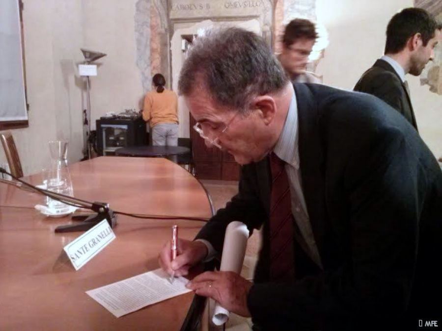 Prodi firma la Cartolina del MFE